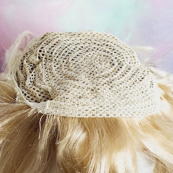 Taylor Swift Blonde Synthetic Wig - Picture 7 of 8